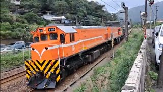 7523次R185+R187雙柴電頭+數節石渣斗車貨列