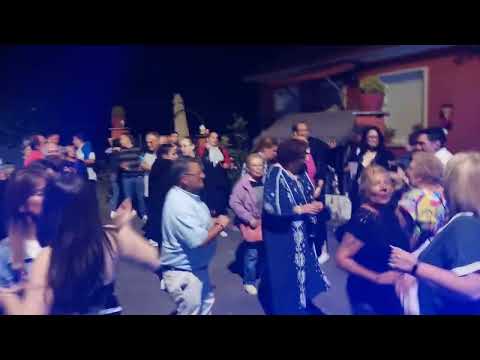 Todo el mundo bailando rico con dúo Arcoiris