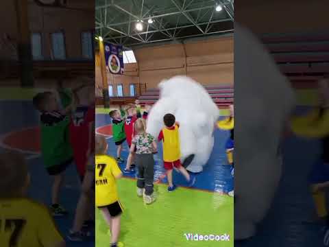 Белый Мишутка Умка побывал в гостях у юных футболистов!!! Дааа!!! Это было не просто, но весело!!!