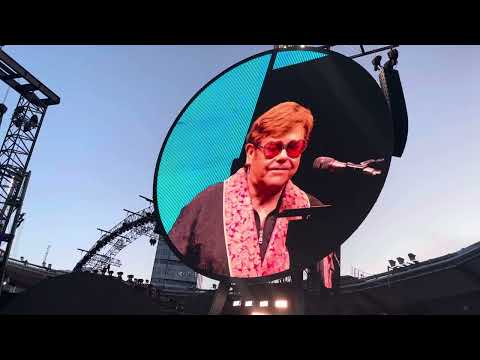 Coldplay pays tribute to Elton John on his last concert🥰