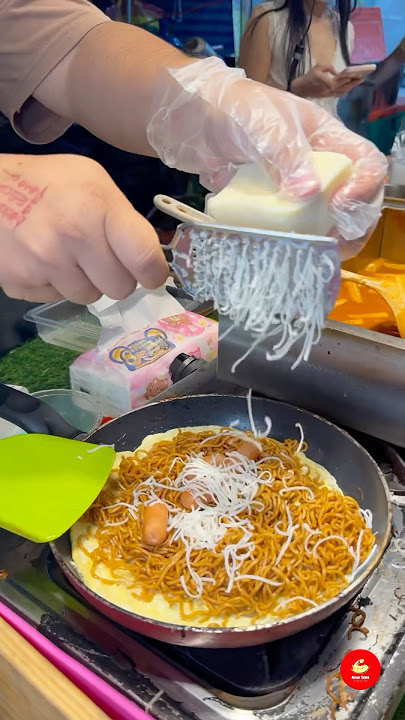 Egg-wrapped Korean Ramyun with Mozzarella and Mini Chicken Sausages at A Thai Festival 🧀🔥