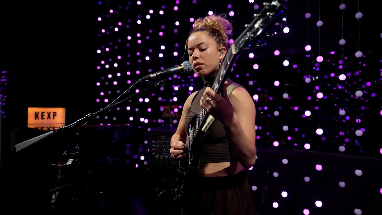 Nilüfer Yanya - Full Performance (Live on KEXP) auf YouTube ansehen Nilüfer Yanya - Full Performance (Live on KEXP) auf YouTube ansehen