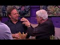 Jan van hooff legt gebarentaal van chimpansees en bonobos   rtl late night