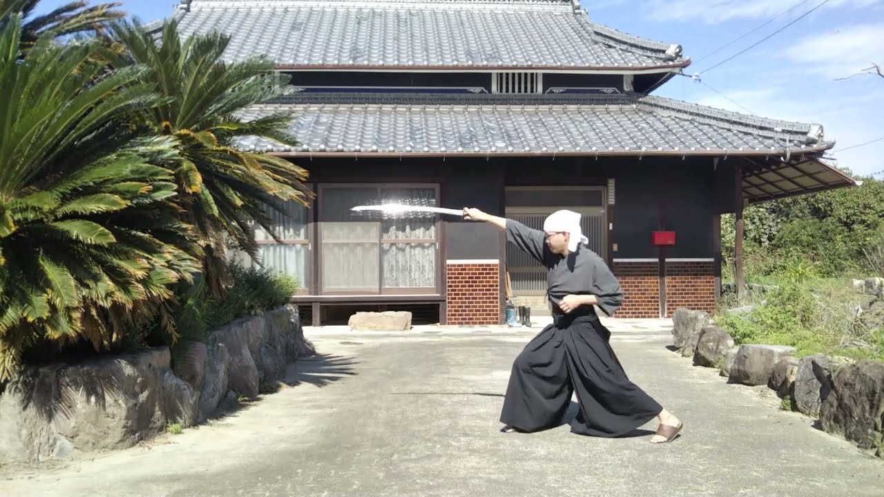 真横から真上へと変化する太刀 抜刀燕返し - YouTube
