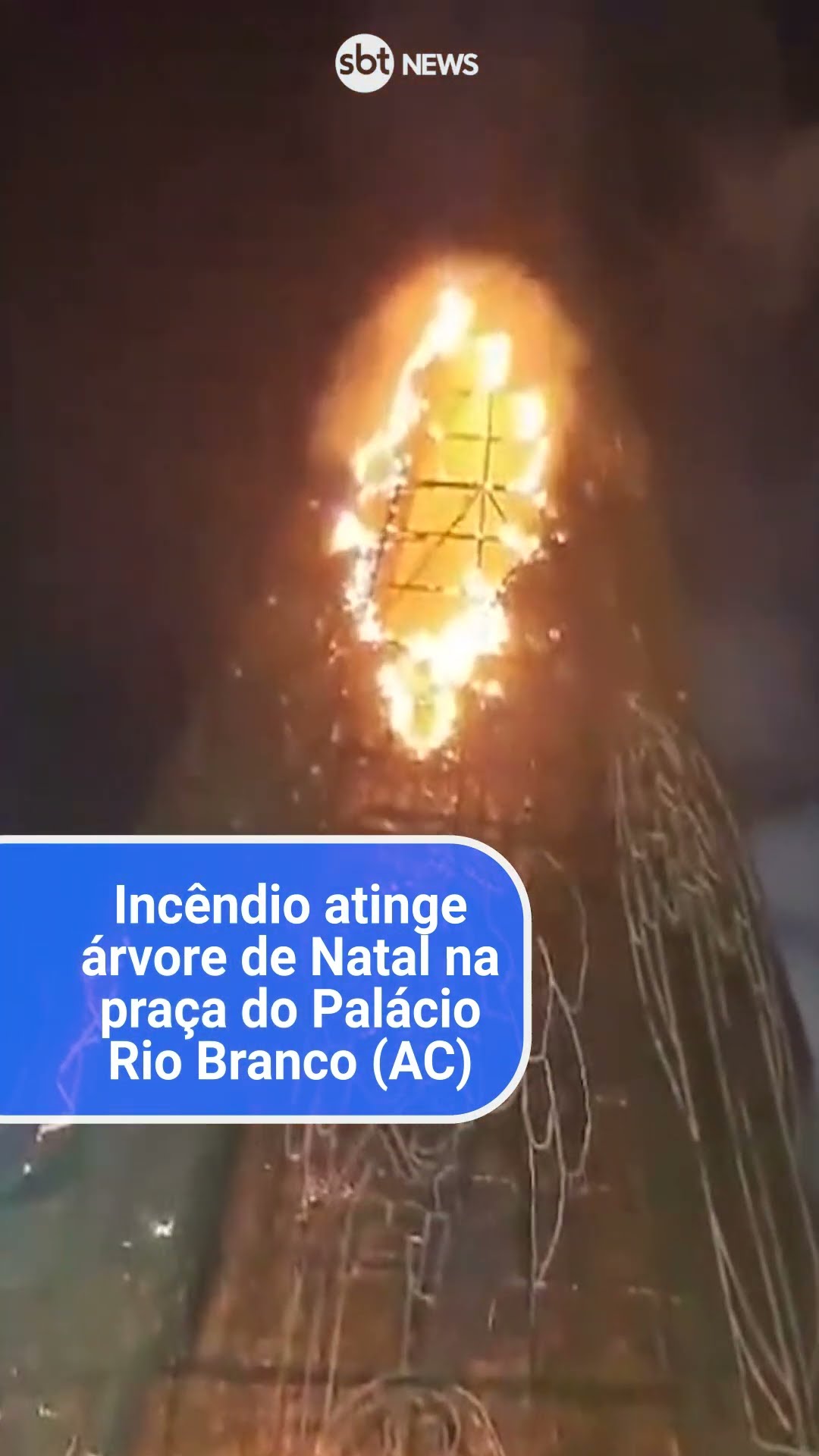 Incêndio atinge árvore de Natal na praça do Palácio Rio Branco, no Acre