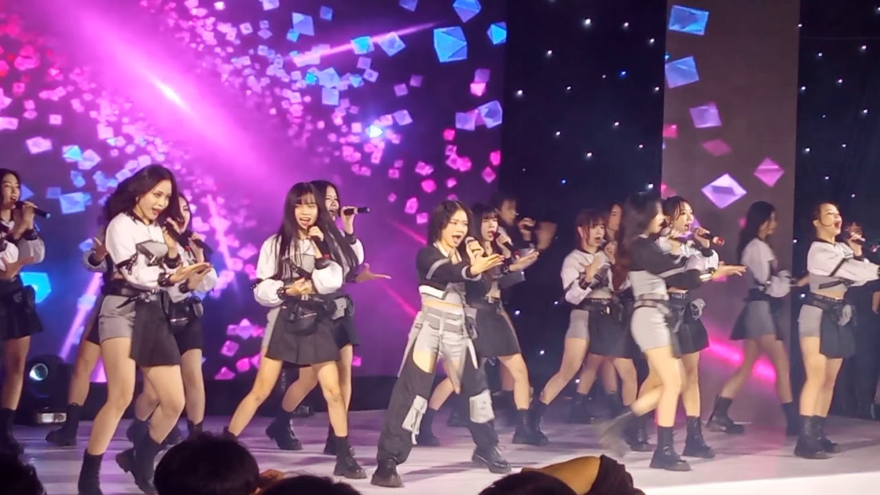 (SGO48) River - Heavy Rotation || Live performance at HUTECH | Đại học Công Nghệ TP.HCM 16.01.2021