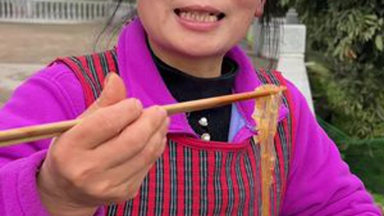 酸辣粉吃起来香辣酸爽，二十多块钱到手六桶，水烧开泡几分钟就可以了，方便又简单，喜欢吃酸辣粉的朋友们，来看看#容姐和龙二的乡村生活