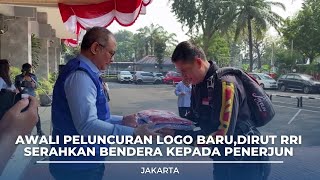 Awali Peluncuran Logo Baru,Dirut RRI Serahkan Bendera kepada Penerjun