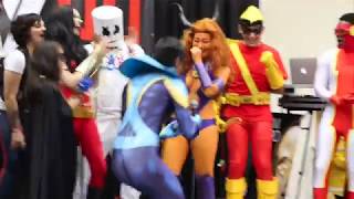 Nightwing Cosplayer Proposes To Starfire Cosplayer At Nerd Expo 2019