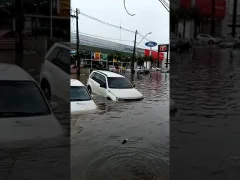 Diversas pessoas ficaram ilhadas no bairro da Camboa depois da forte chuva que caiu nesta segunda