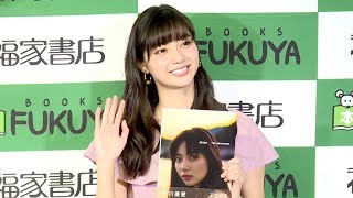 新川優愛、撮影中に考え事？「夜ご飯は何かな」