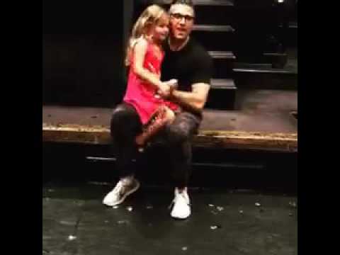 Video: Jaime Camil Nahm Seine Tochter Mit Zu Den Proben Für Das Chicagoer Musical