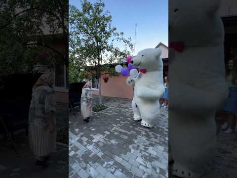 Бабушка убегает от мишки, который пришел поздравить её с 85-летием 🤗