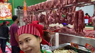 ”นี่เป็นตลาดค้าหมูหรือว่าห้างทองกันแน่“พบกับห้างขายหมูดีศรีตลาดไทที่ใหญ่ที่สุดในโลกครับ”ตลาดไทครับผม