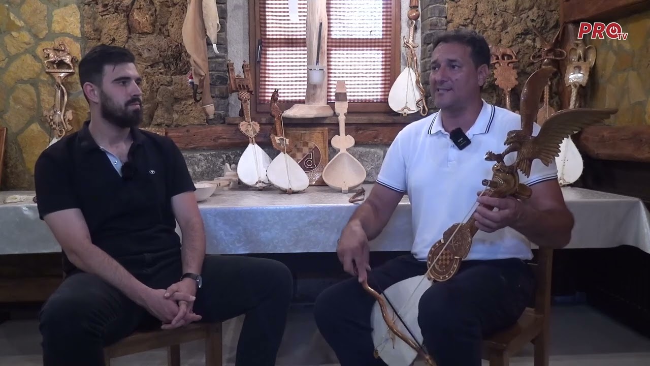 TOMO STRUKIĆ U POSUŠJU GRADI GUSLE I TRADICIONALNE INSTRUMENTE