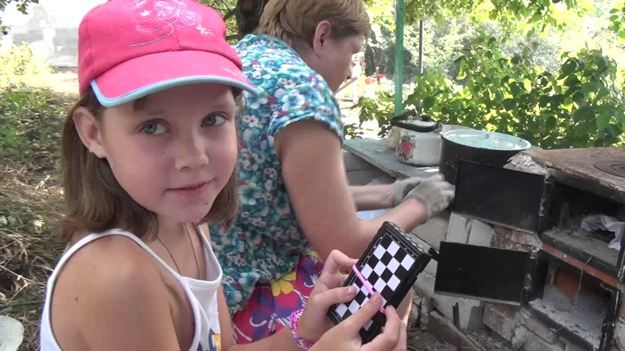 Печку белить девчата