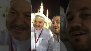 شاب من كردستان يقلد الحاج عامر الكاظمي