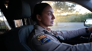 Contrabando de Personas Utilizando Jóvenes
Alerta: ¡Los carteles están reclutando a sus hijos!
La policía estatal ha visto un aumento en la tendencia de los carteles de usar las redes sociales para reclutar jóvenes para operaciones de contrabando humano. Estas acciones ponen en peligro no tan solo a los jóvenes involucrados, sino también a las víctimas de contrabando y a nuestras comunidades locales.
Por favor ayúdenos a difundir el mensaje: contrabando de humanos es un crimen muy serio y peligroso con consecuencias severas.
Si usted tiene información sobre contrabando humano, llame a la Línea de reporte de Arizona al 1-877-429-8477 o visite www.azdps.gov/tips. Usted puede permanecer anónimo.
1018734165 V3 Contrabando de Personas Utilizando Jóvenes