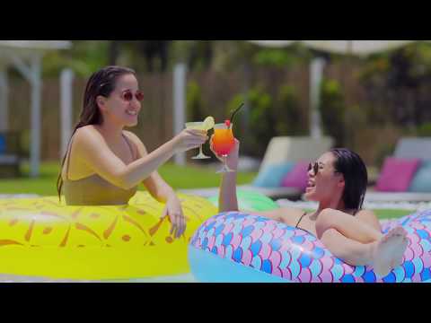 Video: „Sirenele în Vacanță”: Nyusha într-un Mini-bikini A Pozat Erotic Cu Prietenii Ei Pe Nisipul Alb