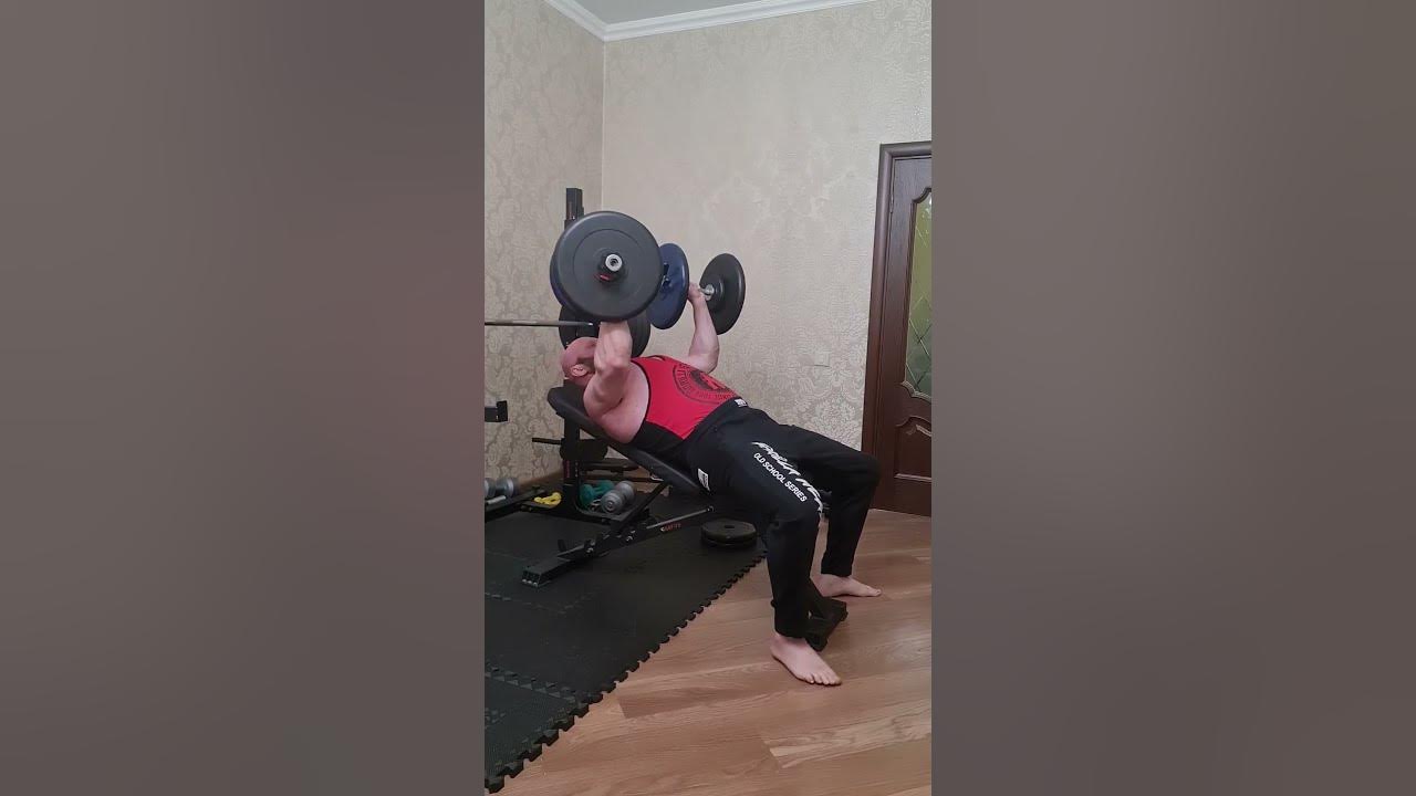 Ласточка с гантелей