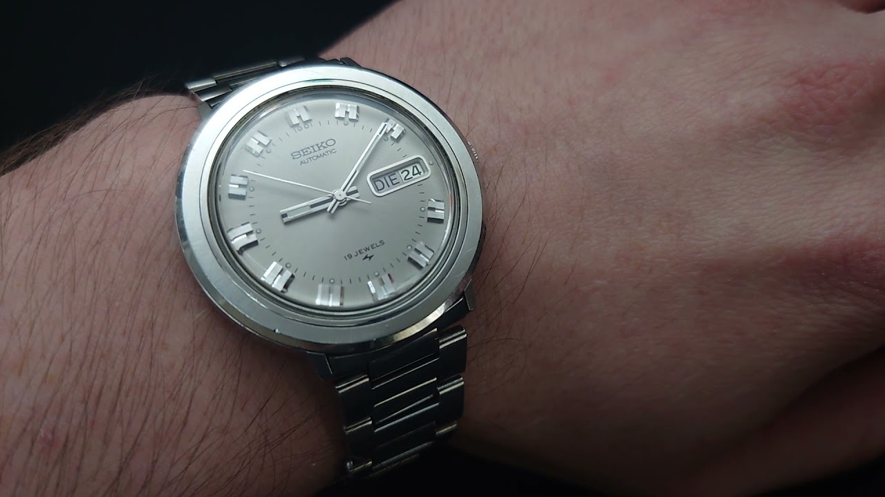 A short look at Seiko 7006 8070 vintage automatic - YouTube
