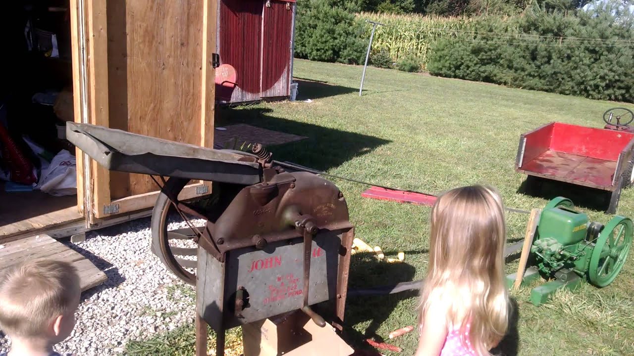 Johnnypop58 shelling corn JD 11/2 hp hit and miss