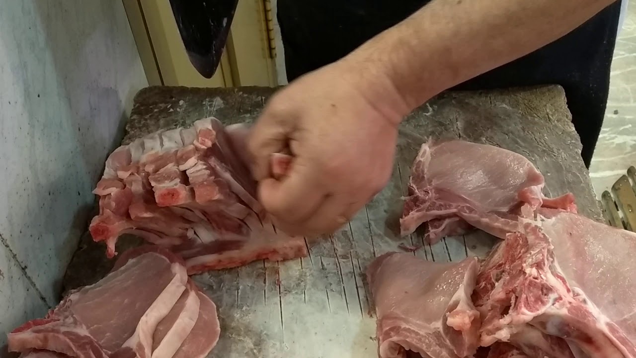 partir chuletas de lomo y aguja de cerdo