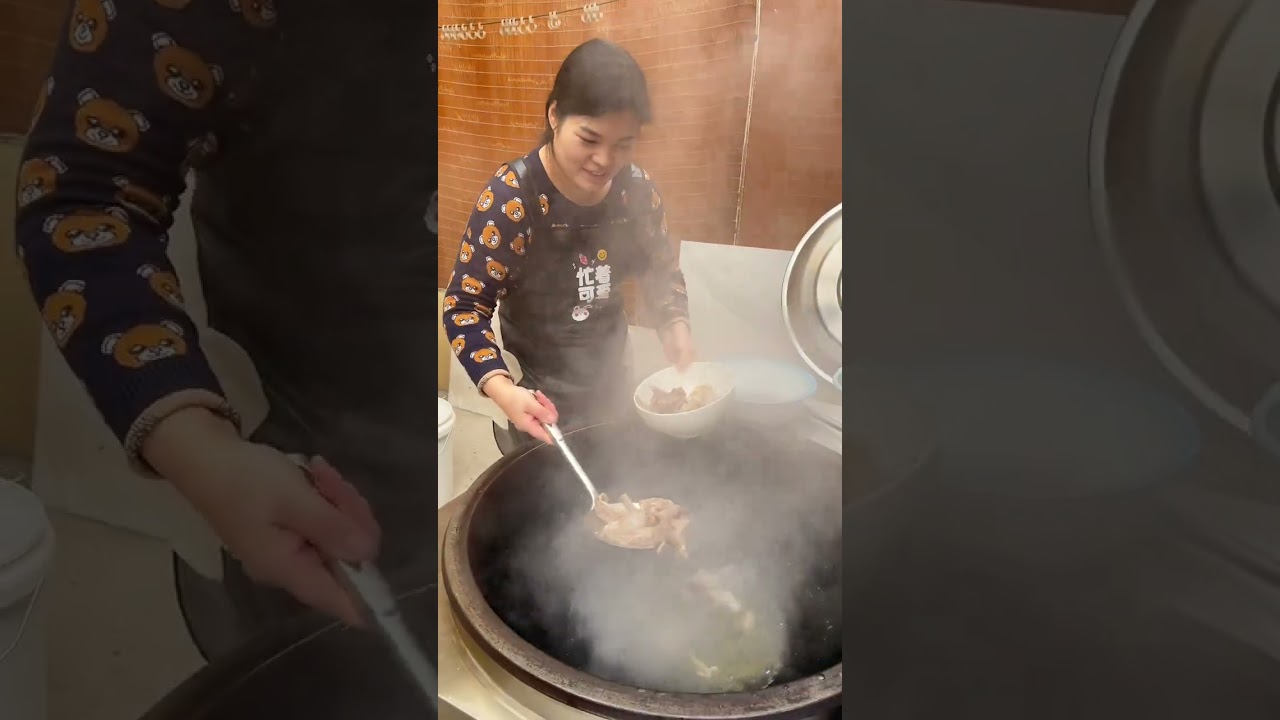 买的小母鸡不大，加点配菜整了一锅😂#农村柴火饭 #柴米油盐烟火气