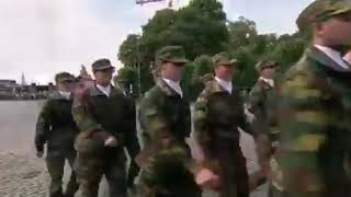Будущие солдаты НАТО с грозным видом на торжественном прохож