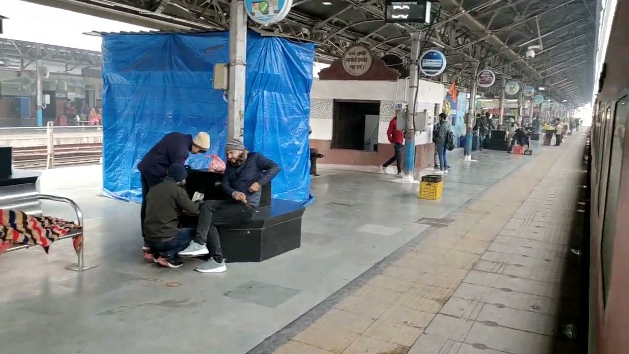 12259 Sealdah New Delhi Bikaner Duronto Express departing Kanpur Central #indianrailways  #kanpur
