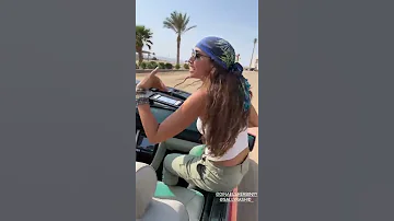 دينا الشربيني ترقص في السيارة لحظة دخولها الجونة لحضور المهرجان 