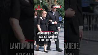 Thumbnail for Momenti kur Helena Kadare e veshur me të zeza mbërrin në TKOB, e shoqëron Erion Veliaj