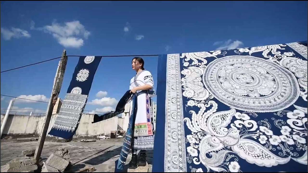 無形文化遺産「ろうけつ染め」を受け継ぐミャオ族の女性 貴州省 - YouTube