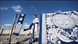 無形文化遺産「ろうけつ染め」を受け継ぐミャオ族の女性 貴州省 - YouTube