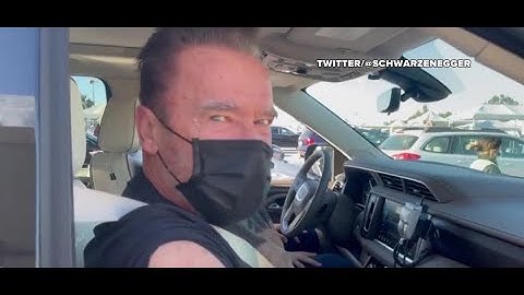 Arnold Schwarzenegger gets COVID vaccine