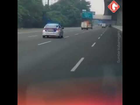 Aksi Pemotor Kejar- Kejaran dengan Polisi DiJalan Tol