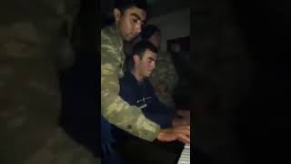 Əsgərlərimiz düşməndən azad etdikləri evdə. Pianoda gözəl ifa "Still Dre"