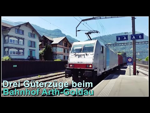 Drei Güterzüge beim Bahnhof Arth Goldau, Kanton Schwyz, Schweiz 2022