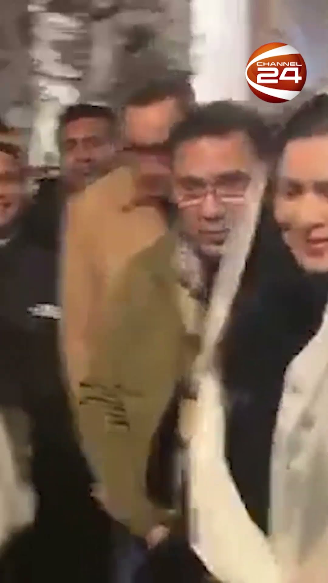 মা খালেদা জিয়াকে দেখতে হাসপাতালে  তারেক রহমান ও তার স্ত্রী #tariquerahman #channel24