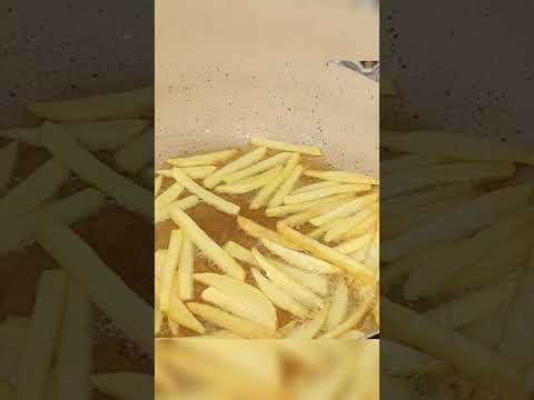 سیب زمینی سرخ کرده ی چیزی که همه دوست دارن و از خوردنش سیر نمیشن