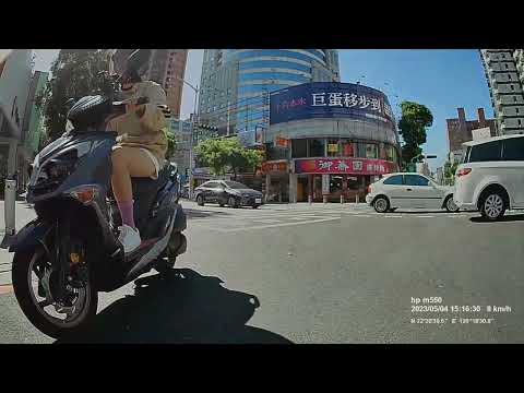 不暫停讓行人先行通過。(44.2)
