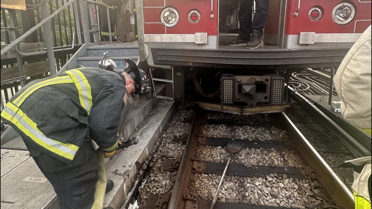 Service resumes after small fire on Red Line tracks - YouTube