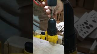 Como instalar parafuso do mandril de parafusadeira Dewalt #dewalt #dcd996 #madeira