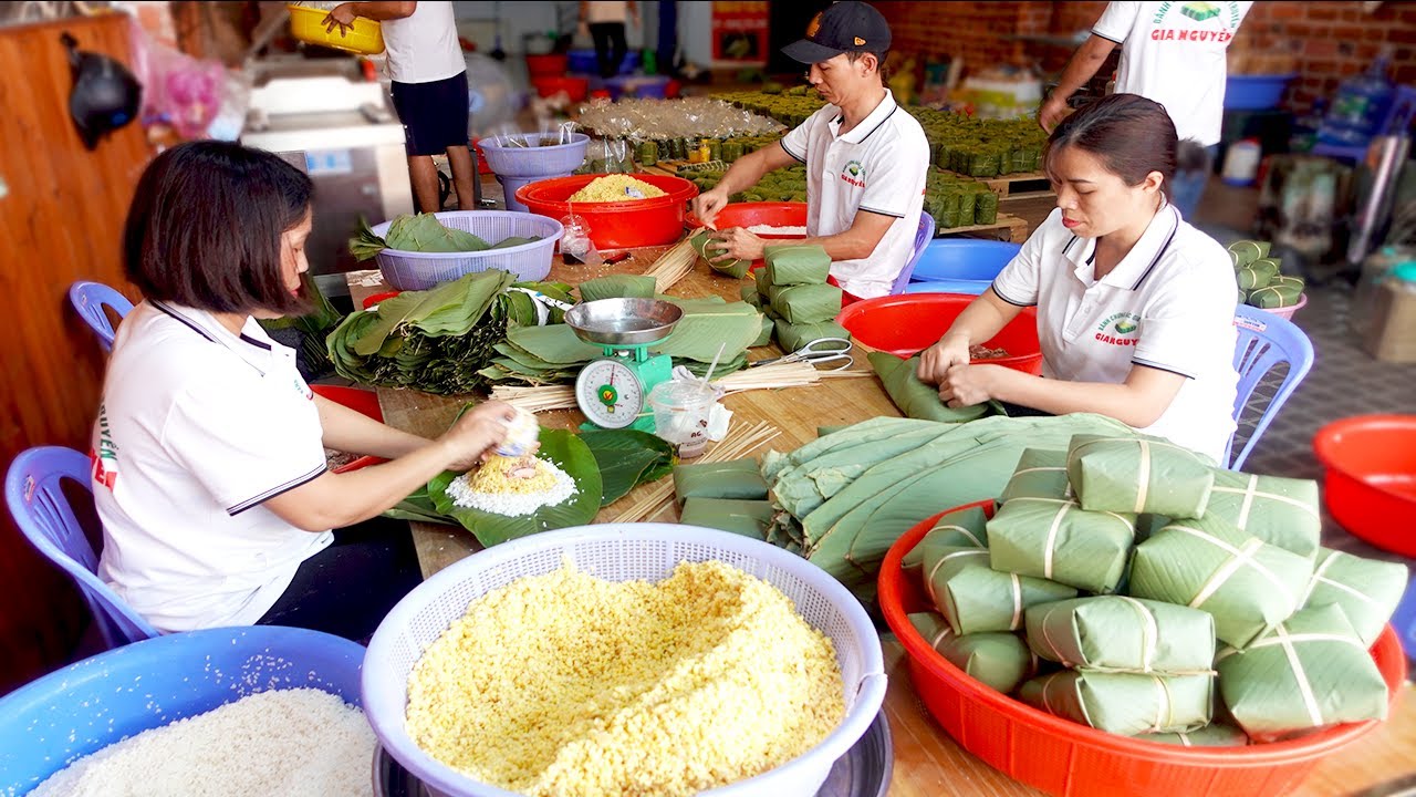 Cho.áng xếp hàng mua Bánh Chưng Chuẩn Vị Bắc bán 4000 Cái/ngày với cách gói thủ công không giống ai