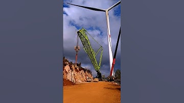 Cận cảnh cẩu khổng lồ thi công lắp cánh quạt cho Quạt Gió Phát điện