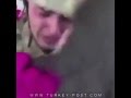 جندي تركي مرابط على الحدود يتفاجأ بحضور والدته إلى الميدان لتشاهده وهو لا يعلم