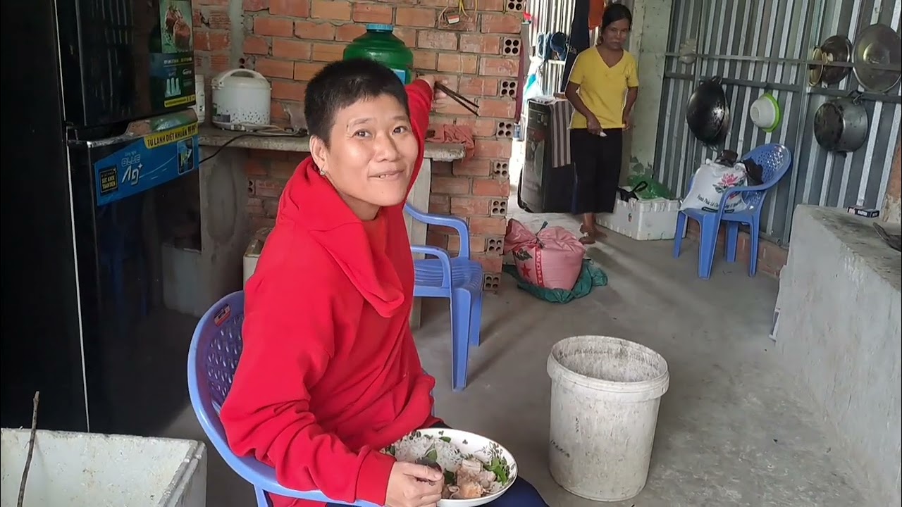 Bé Hiền giữ nhà ba mẹ đi công việc 