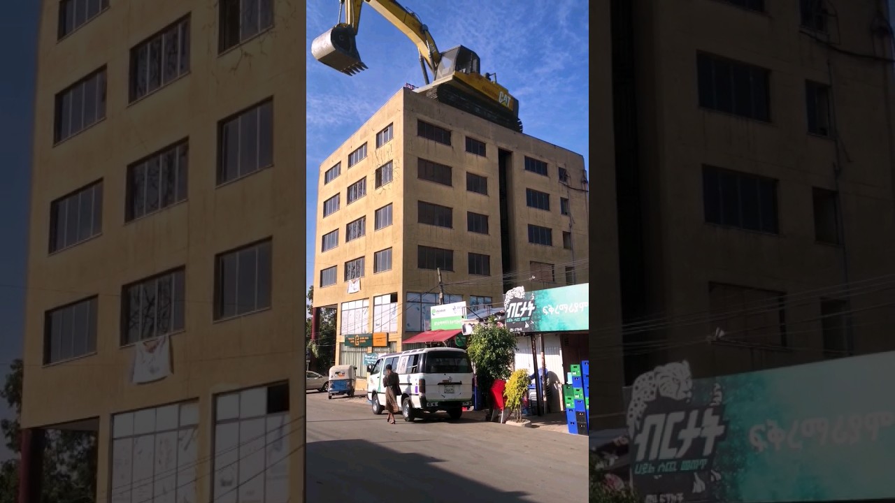excavator in the building roof 😮😮 #short #excavator #vfx
