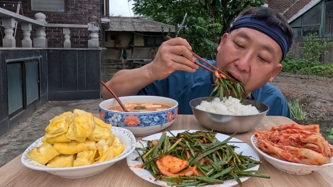 바람부는날 시골집에서 고깃집 된장찌개 한솥 끓여서 마당에서 맛있는 시골밥상