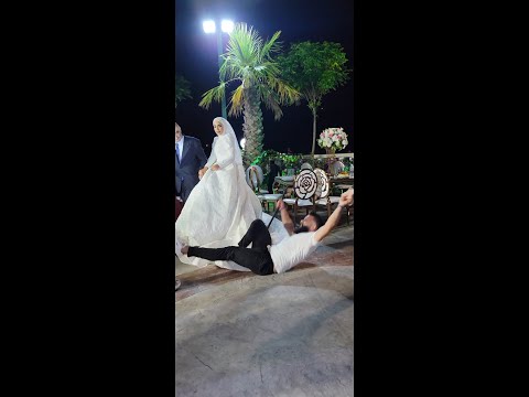 وقعت انا والعروس وانكسر ضهري بسبب الدبكة الفيديو طلع من قطر ع أي بلد بدو يوصل